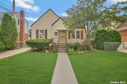 39 Celler Ave, New Hyde Park, NY 11040