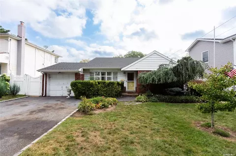 1073 Little Whaleneck Rd, Merrick, NY 11566