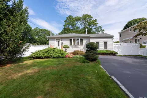215 W 3rd St, West Islip, NY 11795