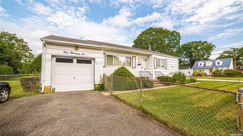 506 Reade Ave, Lindenhurst, NY 11757