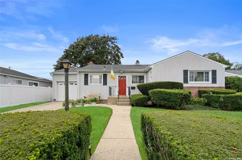 22 Melony Ave, Plainview, NY 11803