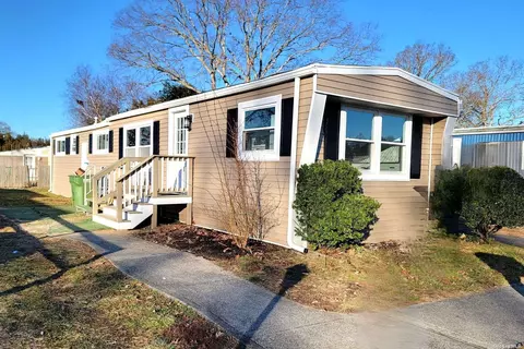 40 Periwinkle Dr, Bohemia, NY 11716