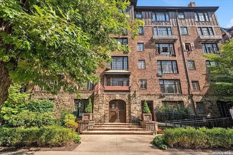 20 Continental Ave #2M, Forest Hills, NY 11375