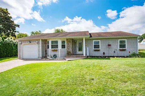 24 Pembrooke Ct, Bay Shore, NY 11706