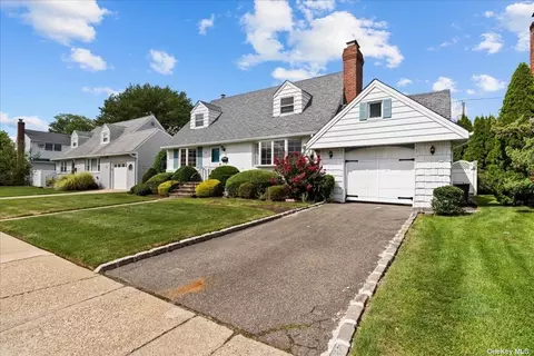 54 Amby Ave, Plainview, NY 11803