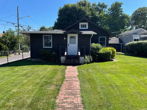 129 Lake Shore Dr, Lake Ronkonkoma, NY 11779