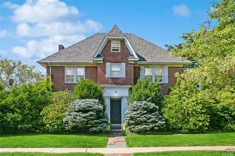 2 Iris St, Cedarhurst, NY 11516