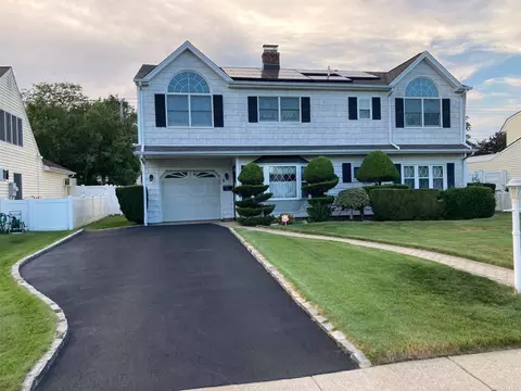 20 Pilgrim Ln, Westbury, NY 11590