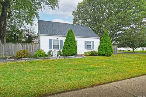7 Homestead Ln, Levittown, NY 11756