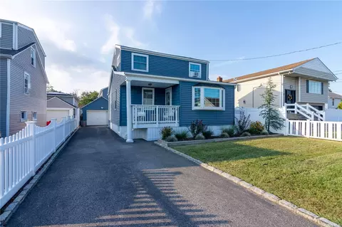 30 Mckinley Ave, Lindenhurst, NY 11757