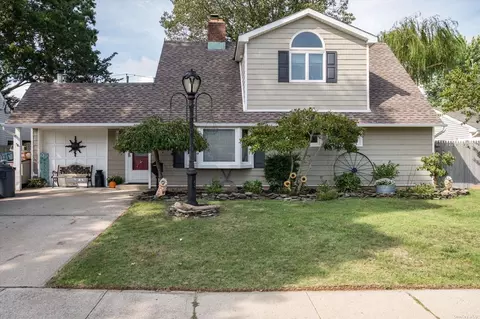 11 Wander Ln, Wantagh, NY 11793