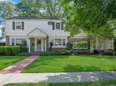466 N Wood Rd, Rockville Centre, NY 11570