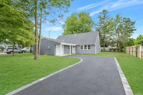 12 Portside Dr, Holbrook, NY 11741