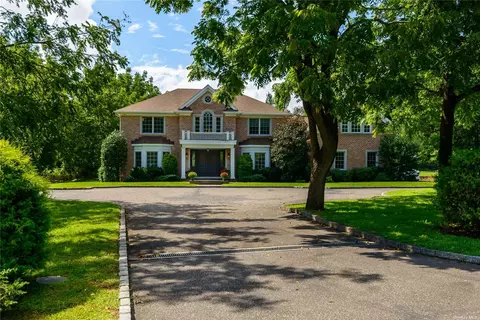 1 Arbor Field Ct, Old Westbury, NY 11568