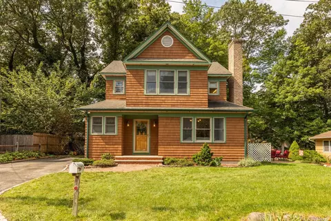 7 Logan Hill Rd, Northport, NY 11768