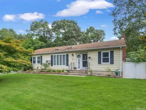 63 Buckley Rd, Patchogue, NY 11772
