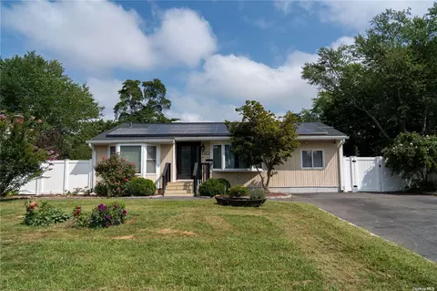 1535 N Gardiner Dr, Bay Shore, NY 11706