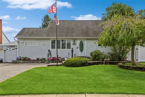 208 N Beech St, Massapequa, NY 11758