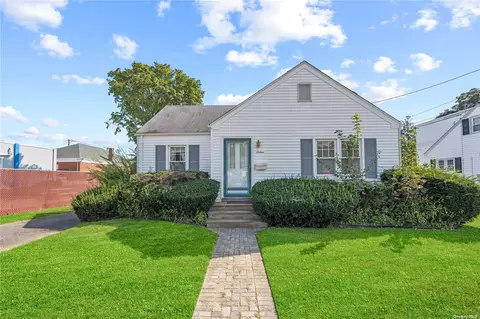 16 Everett St, Patchogue, NY 11772