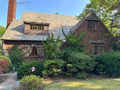 105 Meadow St, Garden City, NY 11530