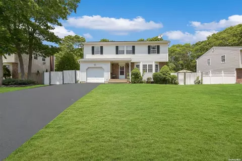 133 Chanel Dr, Shirley, NY 11967