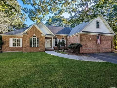 8 Oak Ridge Ct, Manorville, NY 11949
