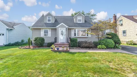 48 N Fordham Rd, Hicksville, NY 11801
