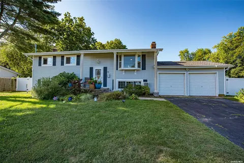 48 Clearview Dr, Wheatley Heights, NY 11798