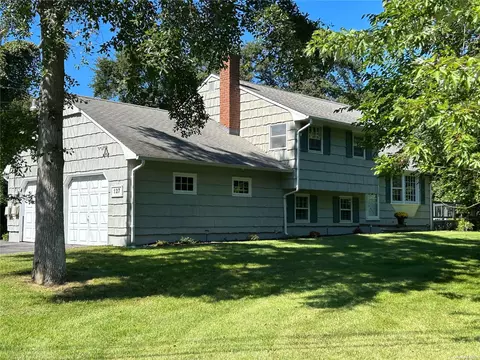 127 Homestead Rd, Oakdale, NY 11769