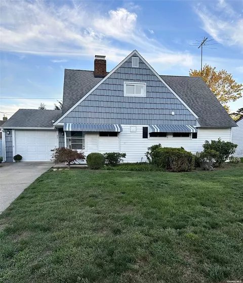 31 Cable Ln, Hicksville, NY 11801