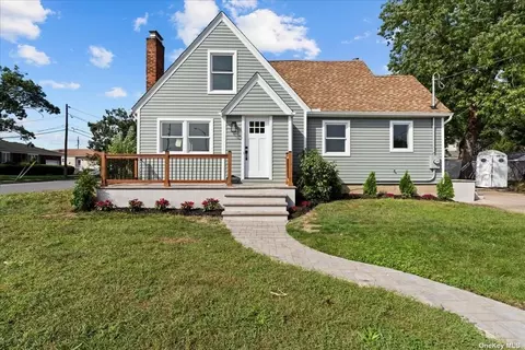 17 Claremont Ave, West Babylon, NY 11704