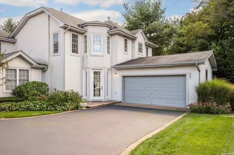 667 Verona Dr #667, Melville, NY 11747