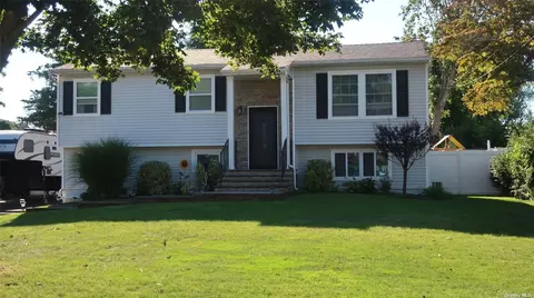3014 New London Ave, Medford, NY 11763
