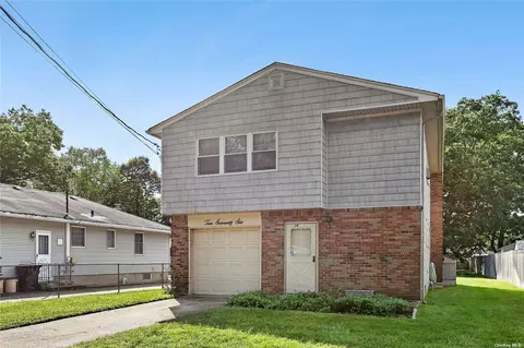 1076 Reilly St, Bay Shore, NY 11706
