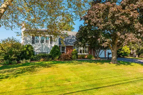 8 Davison Ln, West Islip, NY 11795