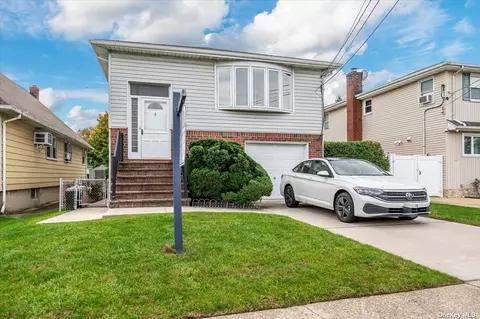 923 Kings Ct, Franklin Square, NY 11010