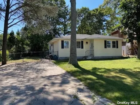 44 Ranch Dr, Shirley, NY 11967