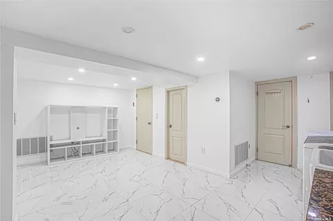 63-15 83rd St, Middle Village, NY 11379