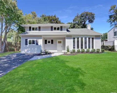 3 Roxanne Ct, Huntington Station, NY 11746
