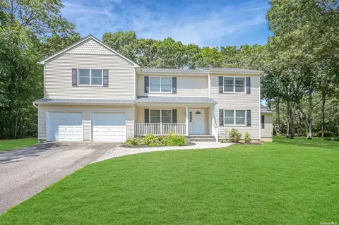 1 Angela Ct, Medford, NY 11763