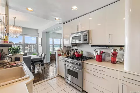 18-05 215th St #17M, Bayside, NY 11360