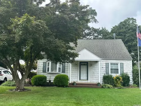 8 Woodland Ave, Holtsville, NY 11742