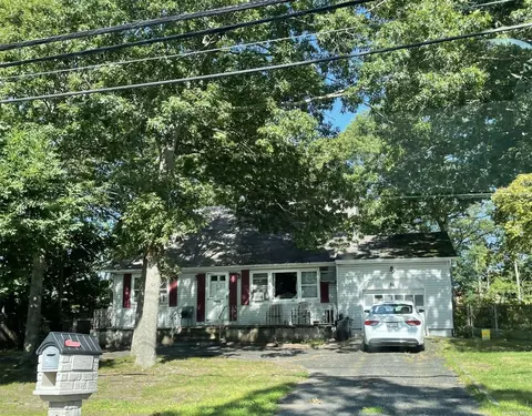 17 Francine Pl, Shirley, NY 11967