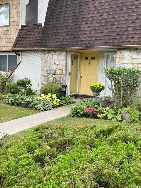 15 Pointe Cir S #15, Coram, NY 11727
