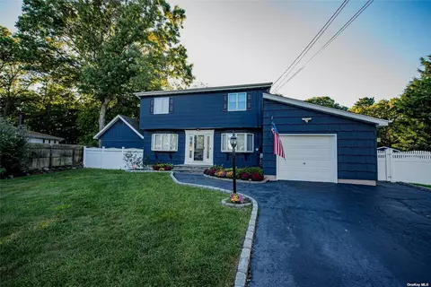73 Rocket Dr, Islip Terrace, NY 11752