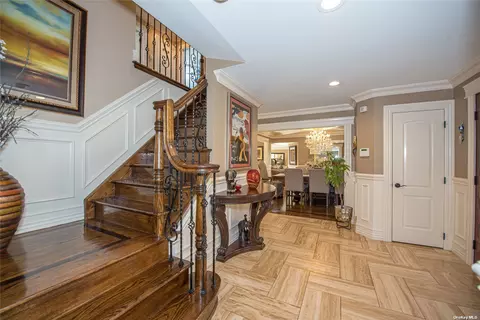 40 Bonaire Dr, Dix Hills, NY 11746
