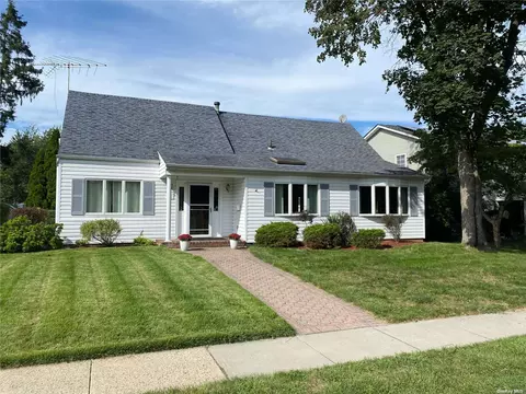 61 12th St, Carle Place, NY 11514