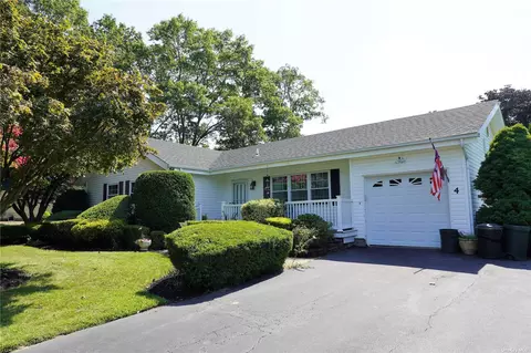 4 Russell Ct, Medford, NY 11763