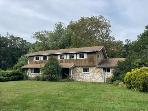 37 Grayon Dr, Dix Hills, NY 11746