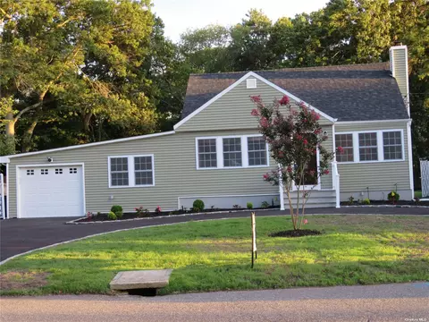 30 Beaverdam Rd, Islip, NY 11751
